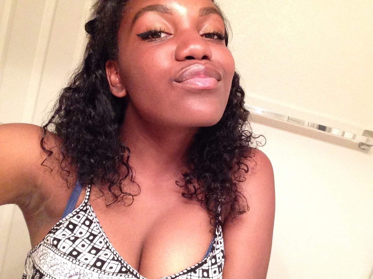 Purple Rain à Vichy : plan cul mystique avec ma peau chocolat, appelle vite ! rencontre-Black-Vichy